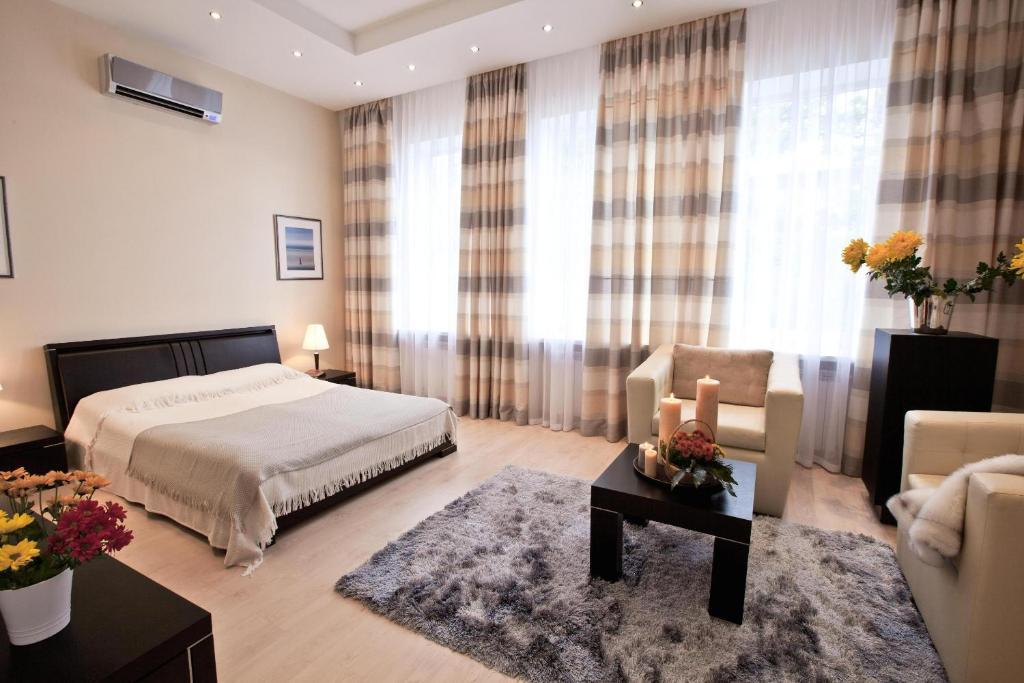 Zimmer mit Kingsize-Bett und Balkon